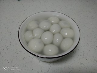 25、花生、芝麻汤圆,煮3分钟盛入碗里。