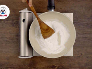 1、三款零难度免烤月饼,炒锅中倒入50g糯米粉，开小火炒熟制成糕粉装碗备用