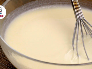 2、三款零难度免烤月饼,糯米粉50g加入粘米粉50g、澄粉30g、糖粉50g，倒入牛奶230ml，搅拌均匀，再加入植物油25g、炼乳30g，搅拌均匀，盖上保鲜膜，用牙签扎些小洞，放入蒸锅大火蒸约25分钟