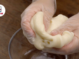 3、三款零难度免烤月饼,取出蒸好的面团趁热划散，稍微放凉后戴上防粘手套将面团揉匀