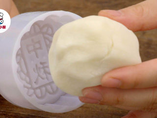 5、三款零难度免烤月饼,月饼坯裹上薄薄的糕粉，放入月饼模具中轻轻压制成形