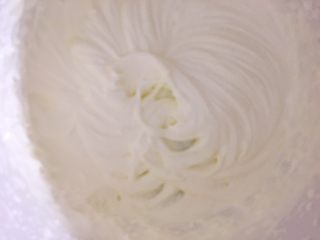 6、雪糕????????????……炎炎夏日带来阵阵清爽,打发好的淡奶油（因容器是白色所以照出的图片不是很明显
