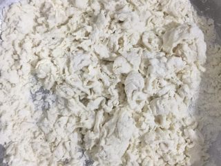 3、糯米烧卖,搅拌成棉絮状后准备开始揉面