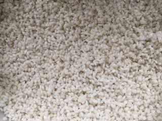 5、糯米烧卖,面团醒发的过程开始蒸糯米，最好铺的薄点容易熟，我这个厚因为电饭锅小，所以我中途翻拌了几次