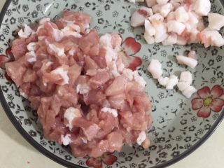 6、糯米烧卖,蒸糯米的过程中开始将肉切成丁，肥瘦分开，