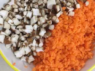 7、糯米烧卖,香菇胡萝卜切碎