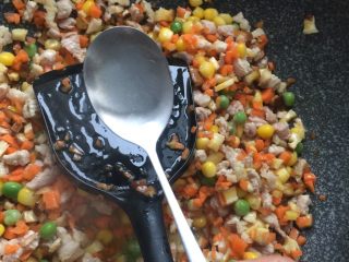 13、糯米烧卖,翻炒均匀后准备加入调料，我配料中的勺子是图上这个