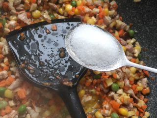 14、糯米烧卖,依次放入配料中的调味料继续翻炒