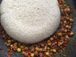 15、糯米烧卖,翻炒均匀后加入蒸好的糯米继续翻炒