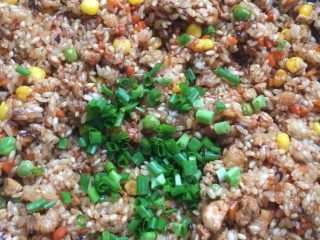 17、糯米烧卖,加入香葱翻拌均匀后放凉待用