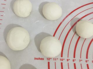 18、糯米烧卖,将面团分成一个个小面团，我没称直接分割所以有大有小