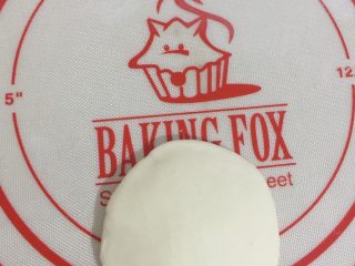 19、糯米烧卖,将面团压扁开始用擀面杖擀圆