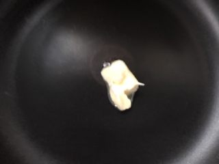 4、火腿虾仁披萨,平底锅倒黄油融化