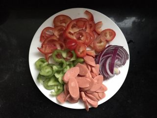 9、火腿虾仁披萨,红椒、青椒、洋葱、火腿肠根据自己喜欢切好