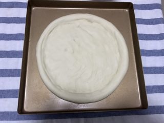 14、火腿虾仁披萨,然后把面饼卷在擀面杖上帮助挪到烤盘里，用手把中间部分压平整形，放在一旁静置10-20分钟，等待二次发酵