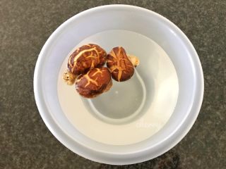 4、吃豆腐～豆子与豆腐的碰撞,首先我们将花菇泡软，