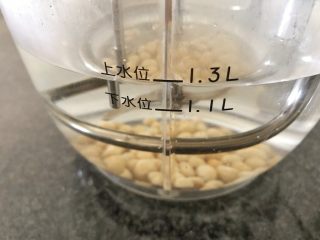6、吃豆腐～豆子与豆腐的碰撞,樱桃用的是干湿两用豆浆机，所以没有隔夜浸泡黄豆。在豆浆机里，加入1.3L的清水，把黄豆加进来，