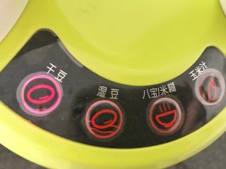 7、吃豆腐～豆子与豆腐的碰撞,接上电源，开启干豆档位，先将豆浆做上，