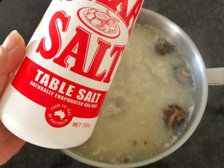 15、吃豆腐～豆子与豆腐的碰撞,撒入少许盐（按自家的口味加入盐）盖上锅盖煮10分钟左右。