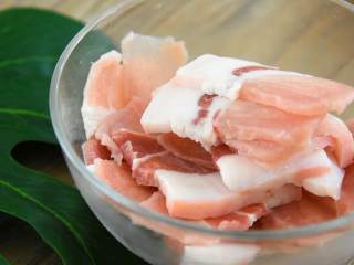 1、辣白菜炒五花肉—午餐把韩式料理带进办公室, 五花肉切片备用。