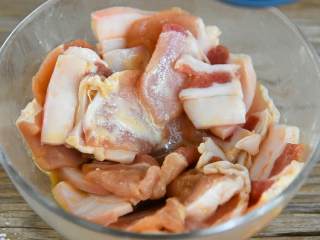 2、辣白菜炒五花肉—午餐把韩式料理带进办公室,加入半勺盐、料酒、生抽、淀粉拌匀。