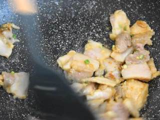 4、辣白菜炒五花肉—午餐把韩式料理带进办公室,油温6成热时入五花肉,快速翻炒