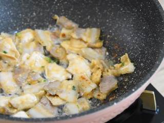 5、辣白菜炒五花肉—午餐把韩式料理带进办公室,炒出肥油。