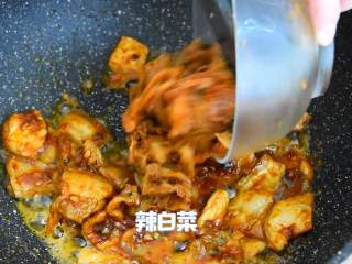 7、辣白菜炒五花肉—午餐把韩式料理带进办公室,再倒入辣白菜炒匀,即可。