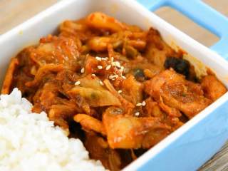 8、辣白菜炒五花肉—午餐把韩式料理带进办公室,出锅,这是道开胃又下饭的美食。