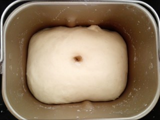 7、馅料足足的超级至尊匹萨,面团发酵至两倍大,手指戳洞不会缩不塌陷即发好了