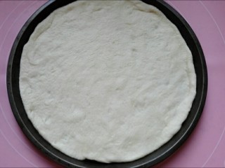 10、馅料足足的超级至尊匹萨,披萨盘抹油(如果是不沾盘不用),把擀好的面饼放进去