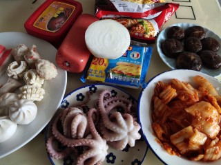 1、家常韩式部队锅,准备原料