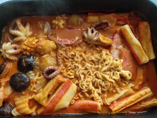 13、家常韩式部队锅,放入泡面摆上芝士片，芝士融化