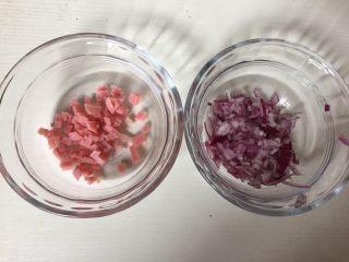 1、美味早餐之日式蛋包饭,洋葱和火腿切碎备用