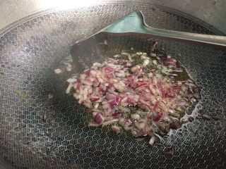 2、美味早餐之日式蛋包饭,锅内热油加入洋葱炒软