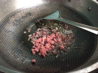 3、美味早餐之日式蛋包饭,加入火腿肠