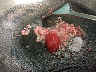 4、美味早餐之日式蛋包饭,加入番茄酱炒均匀