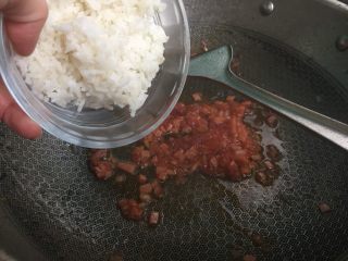 5、美味早餐之日式蛋包饭,加入米饭和少许盐一起炒好