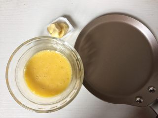 7、美味早餐之日式蛋包饭,鸡蛋打碎，准备平底锅