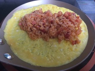 11、美味早餐之日式蛋包饭,蛋凝固7分熟放入米饭