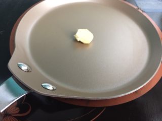 8、美味早餐之日式蛋包饭,平底锅放入黄油
