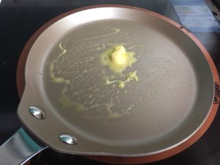 9、美味早餐之日式蛋包饭,小火加热融化