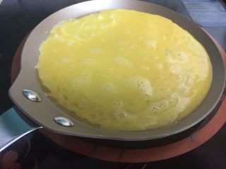 10、美味早餐之日式蛋包饭,缓慢摊开鸡蛋