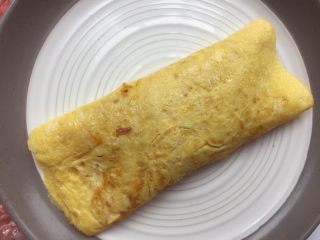 12、美味早餐之日式蛋包饭,两边收口包好放入餐盘