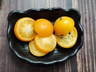 2、金桔米酒汤圆酿,金桔洗净切片~