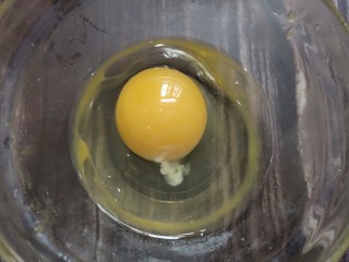 4、金桔米酒汤圆酿,碗中打入鸡蛋~