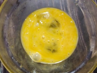 5、金桔米酒汤圆酿,把鸡蛋打散~