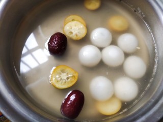 7、金桔米酒汤圆酿,加入红枣，金桔一起煮3分钟~