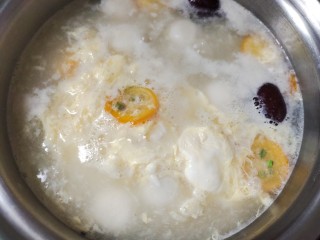 8、金桔米酒汤圆酿,等水开后，倒入打散的鸡蛋~