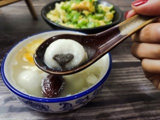 11、金桔米酒汤圆酿,咬一口汤圆，黑芝麻馅儿在流淌????